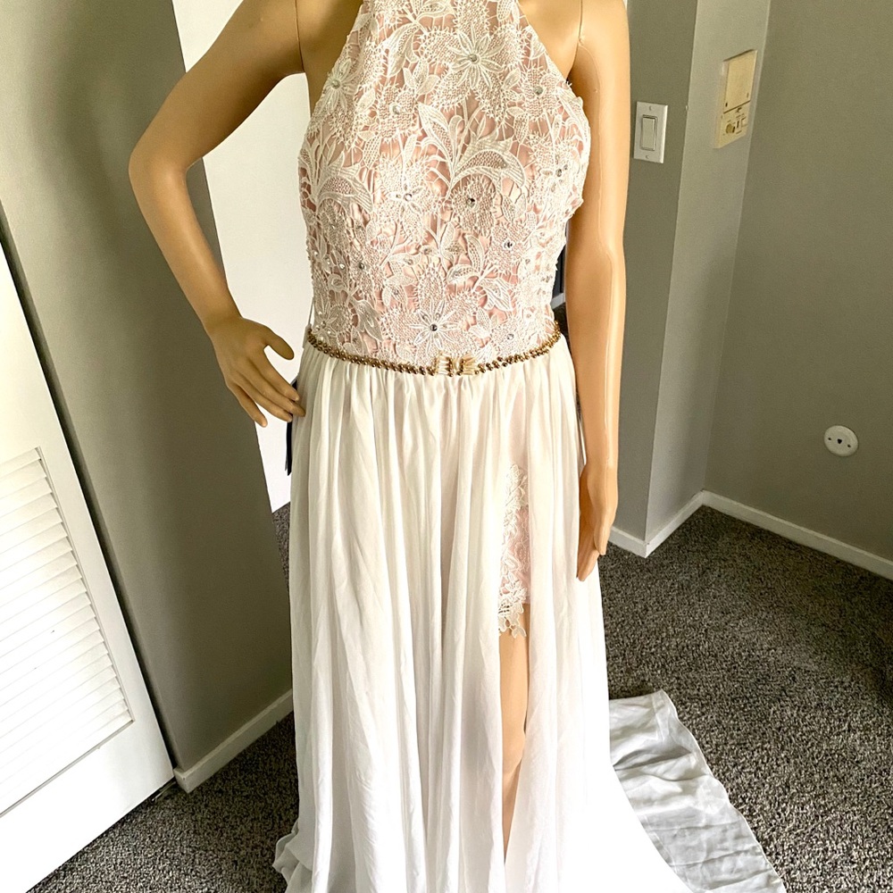 IZILADY DRESS NWT. BLUSH AND WHITE. HATLER TOP.